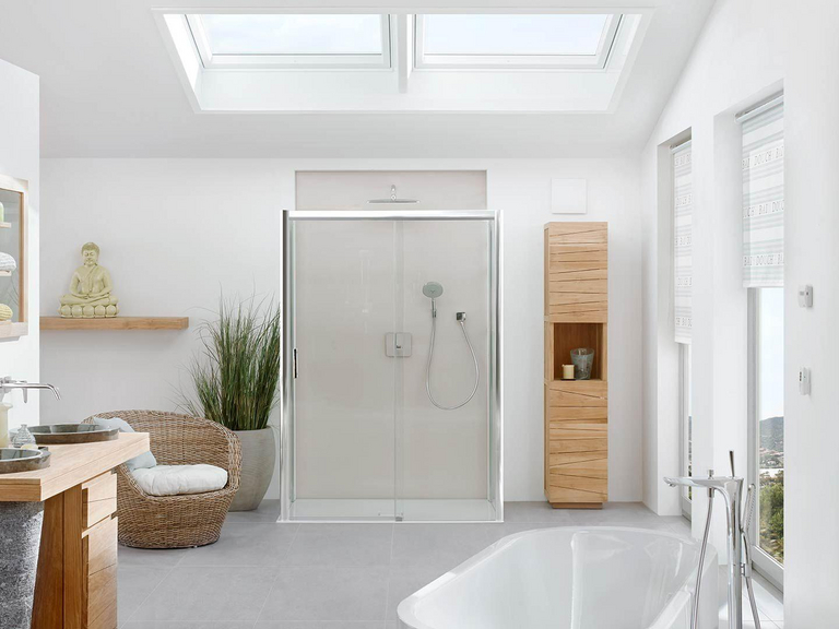 Modernes Badezimmer mit Zwillingseinbau über der Dusche