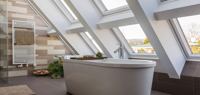 badezimmer-bodentiefe-Dachfenster