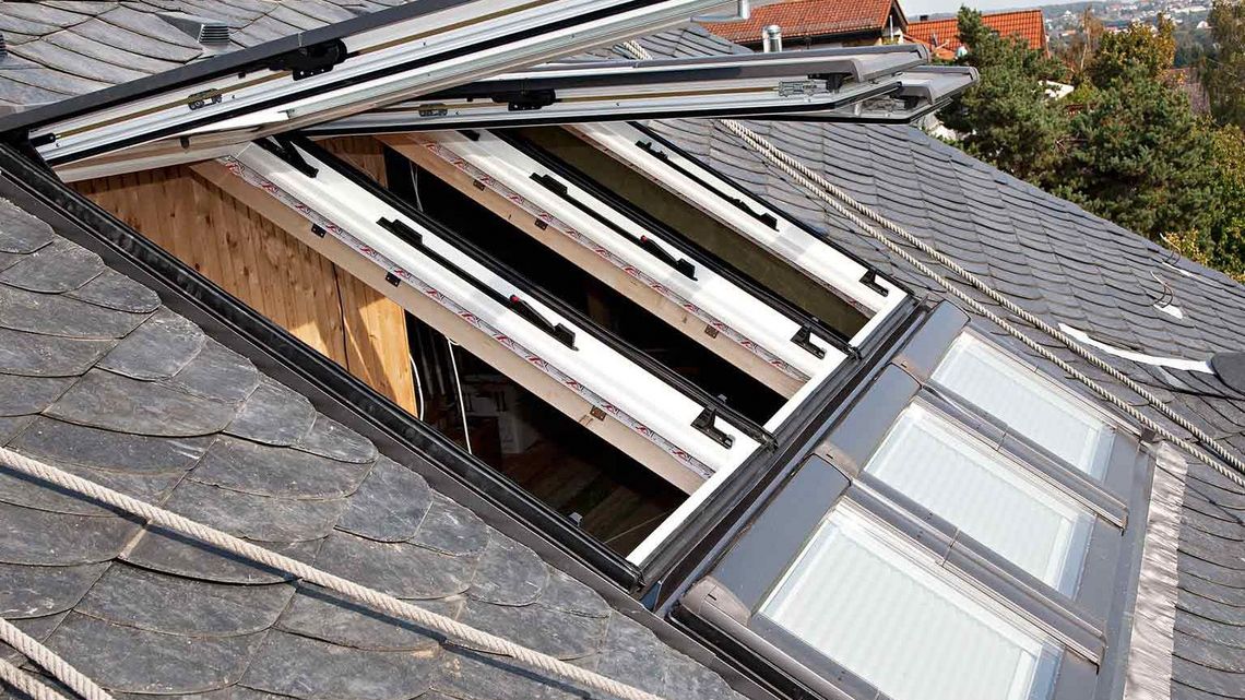 weipert-schieferdach-geoeffnete-dachfenster