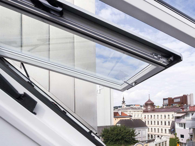klapp-schwingfenster-designo-r8-geoeffnet