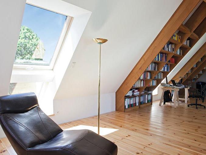 Arbeitszimmer mit Holzdachfenster, Holzboden und Holzregalen
